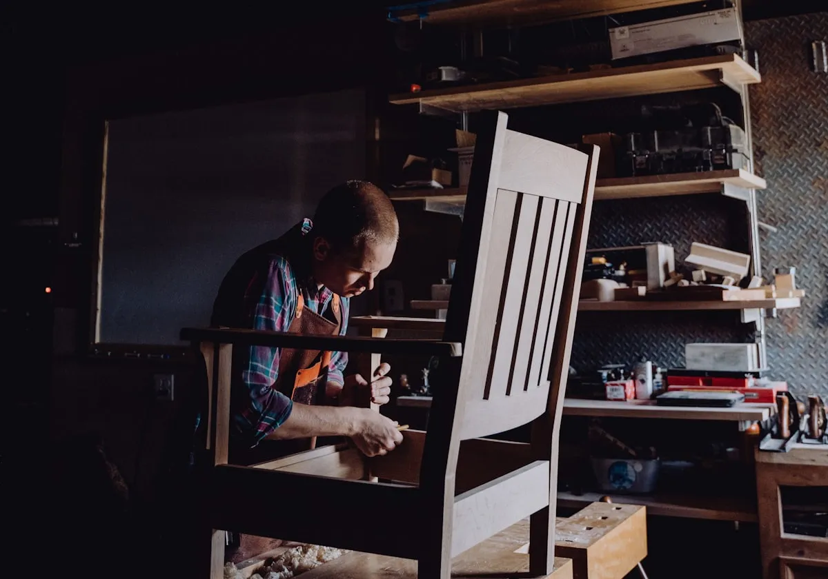 Artisan travaillant le bois dans son atelier