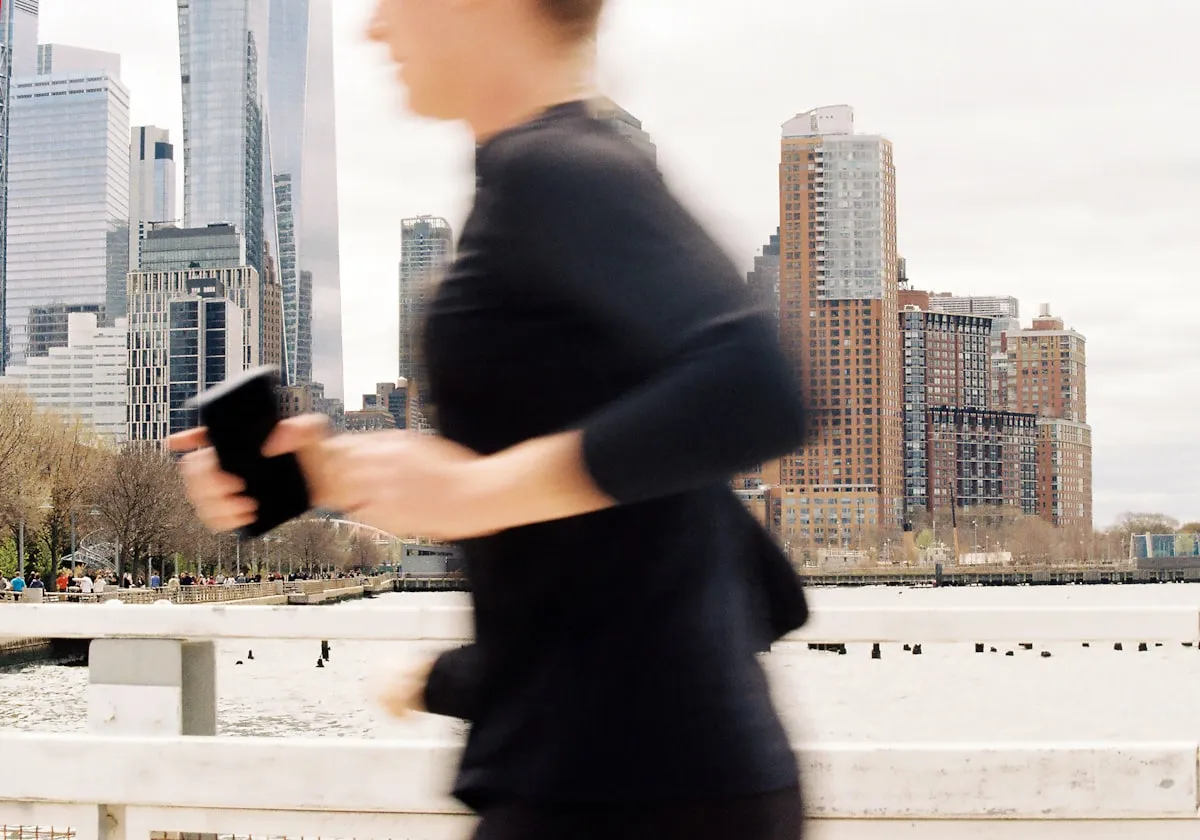 Coureuse consultant son téléphone en ville